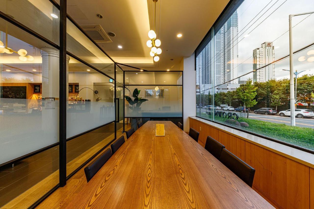 Crown Hotel Changwon Exterior photo