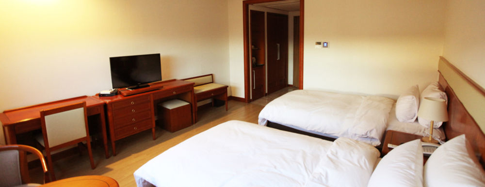 Crown Hotel Changwon Exterior photo