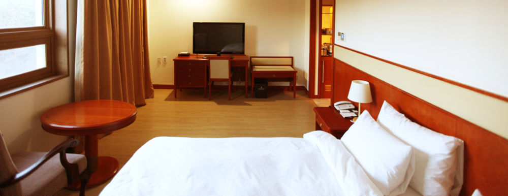 Crown Hotel Changwon Exterior photo
