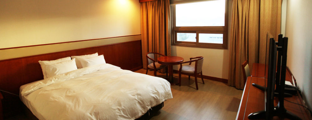 Crown Hotel Changwon Exterior photo