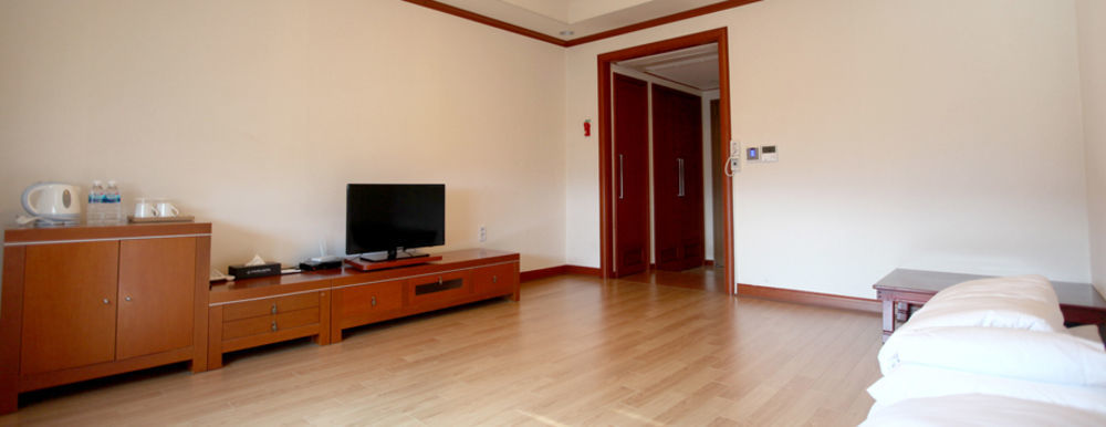 Crown Hotel Changwon Exterior photo