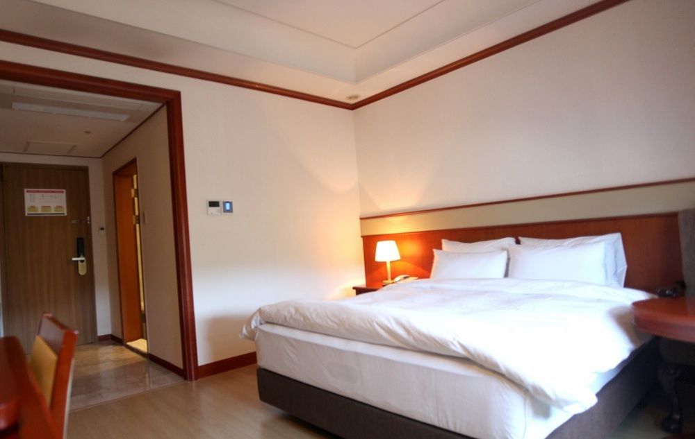 Crown Hotel Changwon Exterior photo