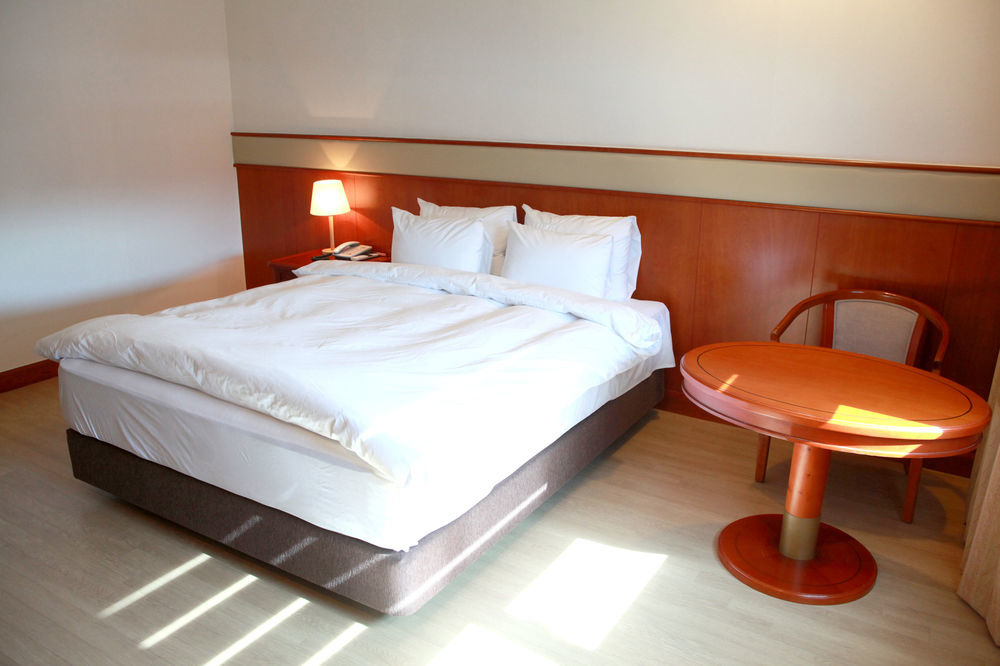 Crown Hotel Changwon Exterior photo